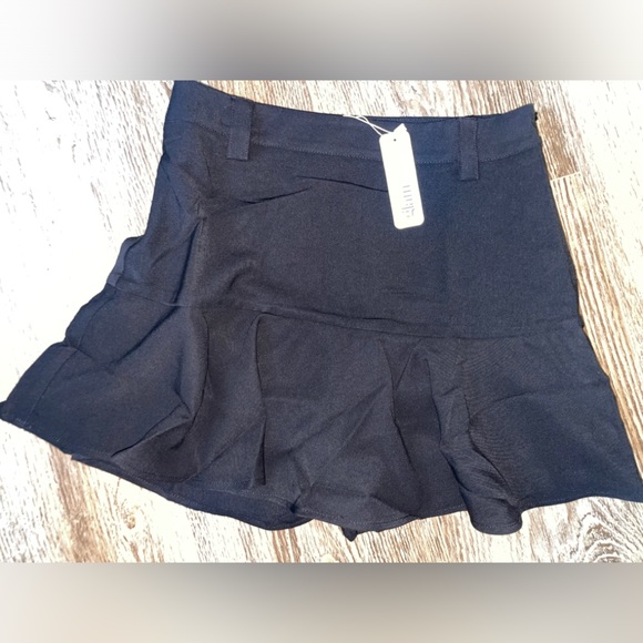 🎀BLACK SKORT🎀 (With belt loops) - Picture 2 of 5